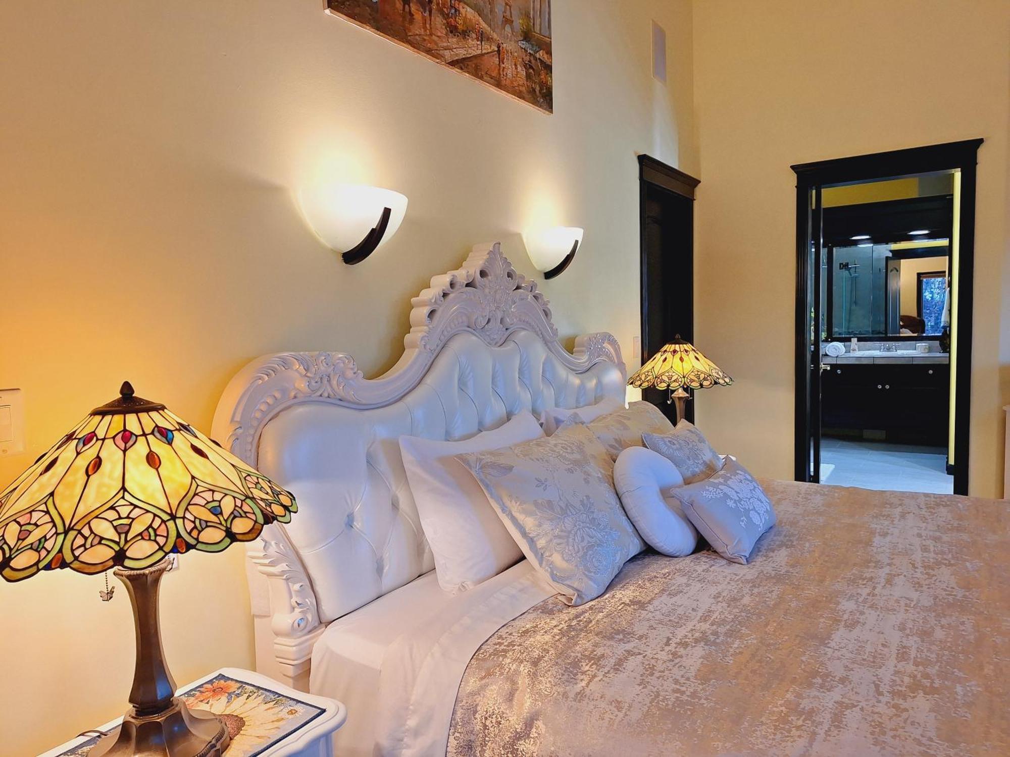 Bellissimo Frantalia - La Galleriseum Versaliere Bed & Breakfast Kelowna