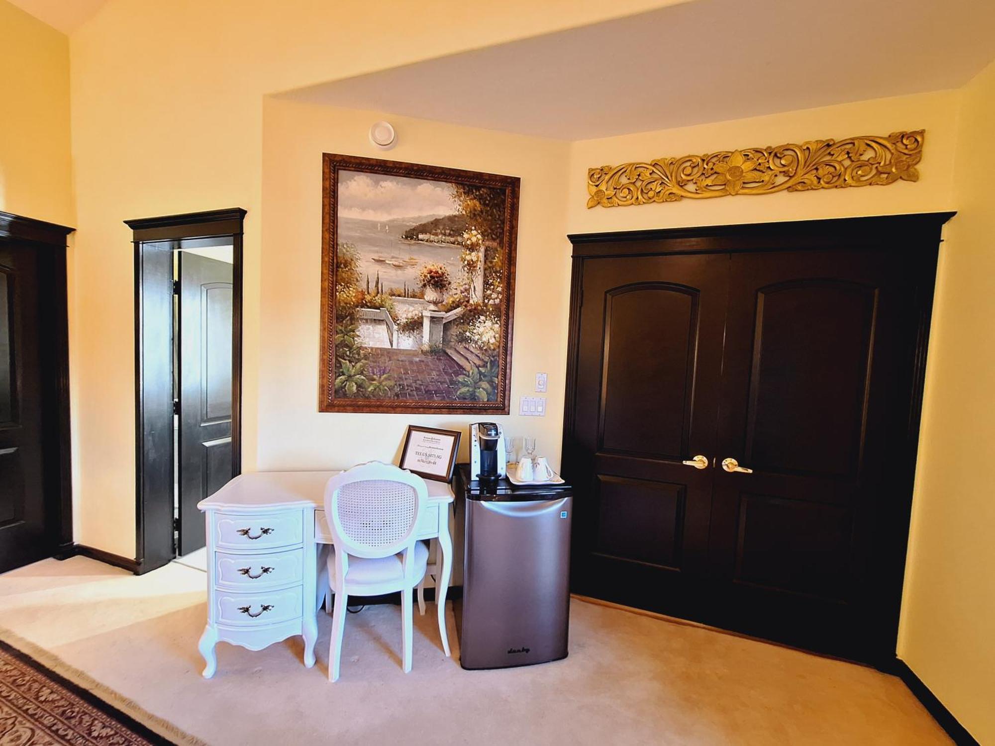 Bellissimo Frantalia - La Galleriseum Versaliere Bed & Breakfast Kelowna